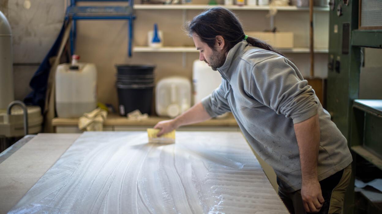 Team Schreinerei Pogner MItarbeiter Schreinerei Pogner bei der Materialbehandlung