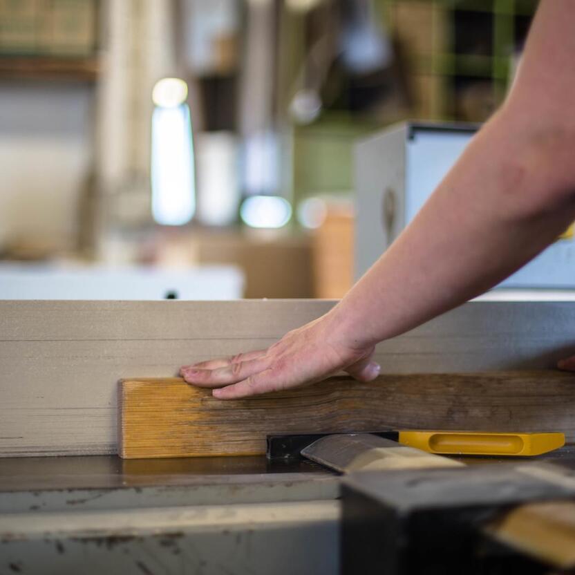 Person, die Holz verarbeitet in Schreinerei