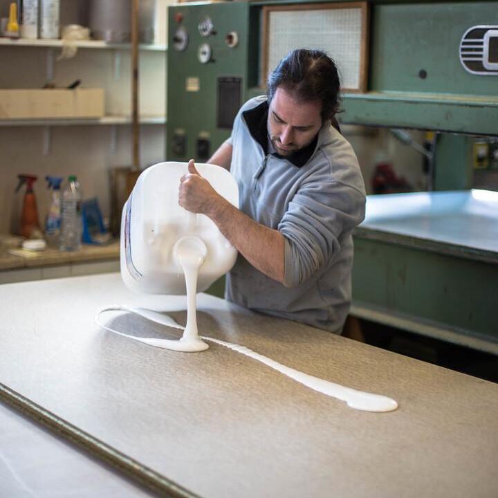 Mitarbeiter in Schreinerei, der Möbelstück anfertigt