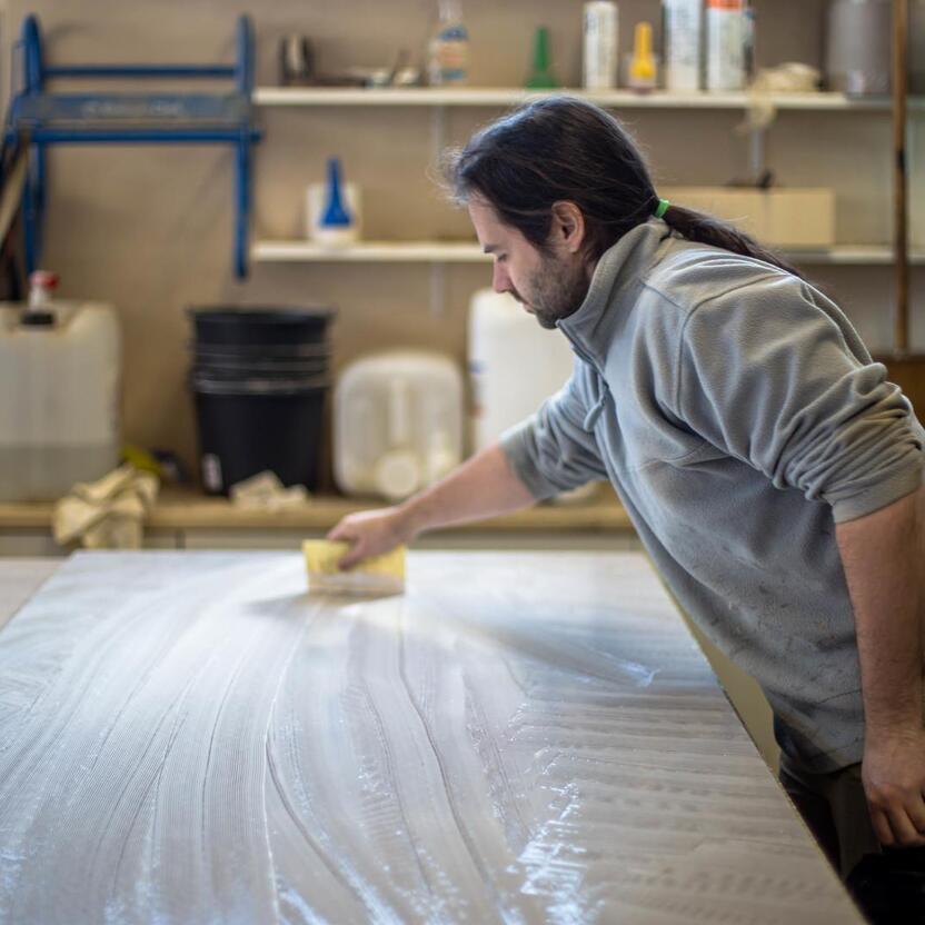 Mitarbeiter bei der Möbelherstellung