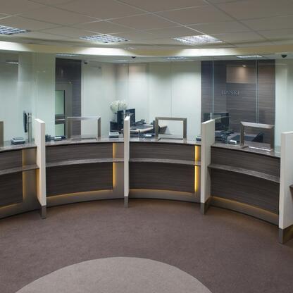 Schalter mit Holzverkleidung Schalter in Bank mit Glasscheiben und Holzverkleidung