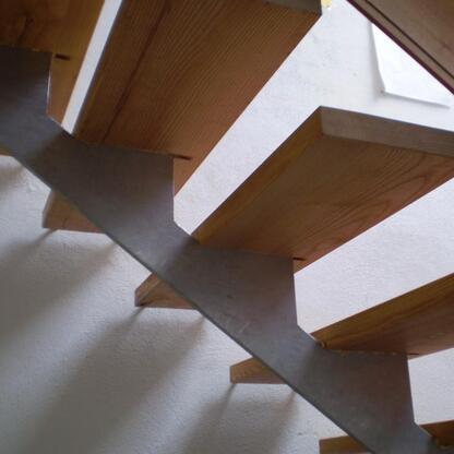 Treppenstufen von unten Blick von unten auf Treppenstufen aus Holz