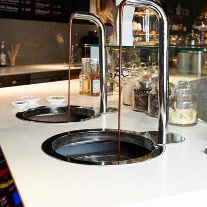 Waschbecken aus Edelstahl in weißer Hochglanzplatte Zwei Waschbecken aus Edelstahl in weißer Hochglanzplatte