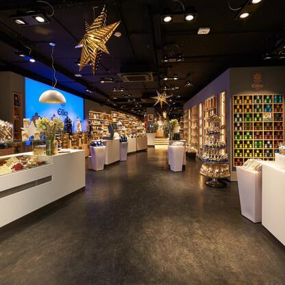 Offener, freundlicher Verkaufsraum Offener, freundlicher Verkaufsraum mit dunklem Boden und hellen Thekenmöbeln