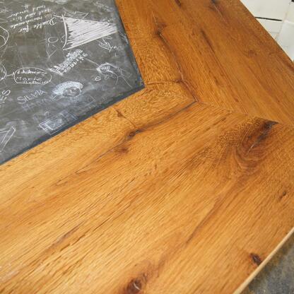 Holzplatte auf grauem Grund Holzplatte auf grauem Grund