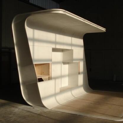 Möbelstück im Sonnenlicht Möbelstück im dunklen Raum, das von Sonne beschienen wird