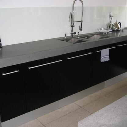 Küche mit schwarzen Fronten und grauer Arbeitsplatte Küche mit schwarzen Fronten und grauer Arbeitsplatte