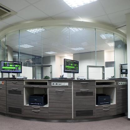 Runder Empfangsbereich Runder Empfangsbereich mit dunklen Fronten