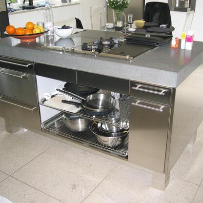 Kücheninsel Edelstahl Kücheninsel aus Edelstahl mit geöffneter Front