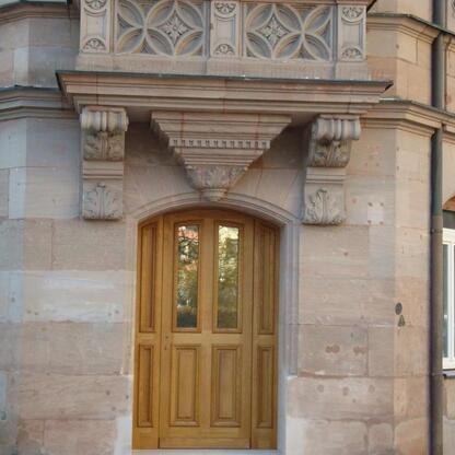 Holztür in Steinmauer Holztür in Steinmauer unter Balkon-Balustrade