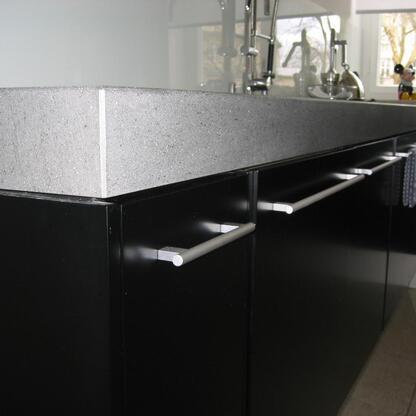 Nahaufnahme Küchenzeile Nahaufnahme Küchenzeile nach Maß mit schwarzer Front und heller Arbeitsplatte