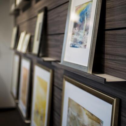 Holzverkleidung Wand mit Halterungen Holzverkleidung Wand mit Halterungen