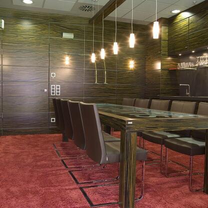 Esszimmermöbel nach Maß Esszimmerzisch mit Stühlen auf rotem Teppich aus dunklem Holz