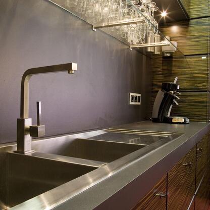 Küchenzeile mit Metall-Arbeitsfläche Küchenzeile mit Metall-Arbeitsfläche