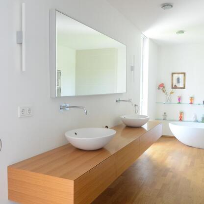 Innenausbau Badezimmer Waschbeckenunterschrank aus Holz mit weißen Waschbecken