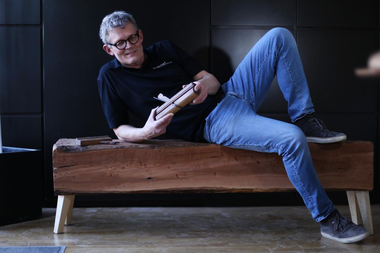 Thomas Pogner auf Holzbank