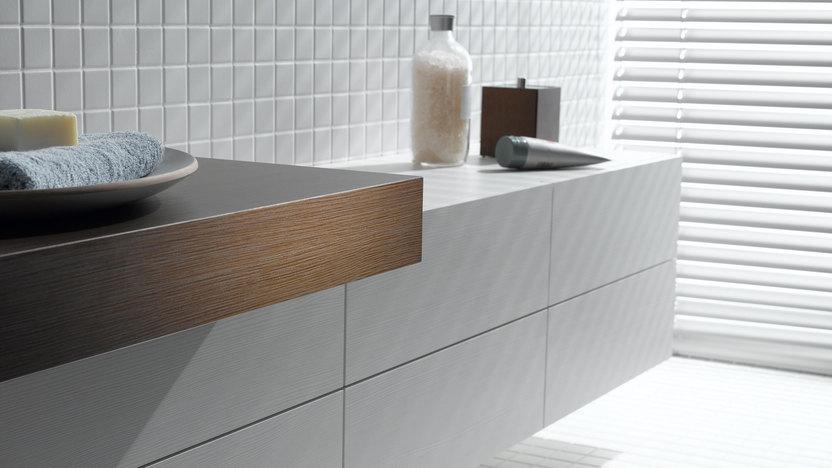 Waschtischunterschrank Detailaufnahme Detailaufnahme eines weißen Waschtischunterschrankes mit dunkler Waschtischplatte