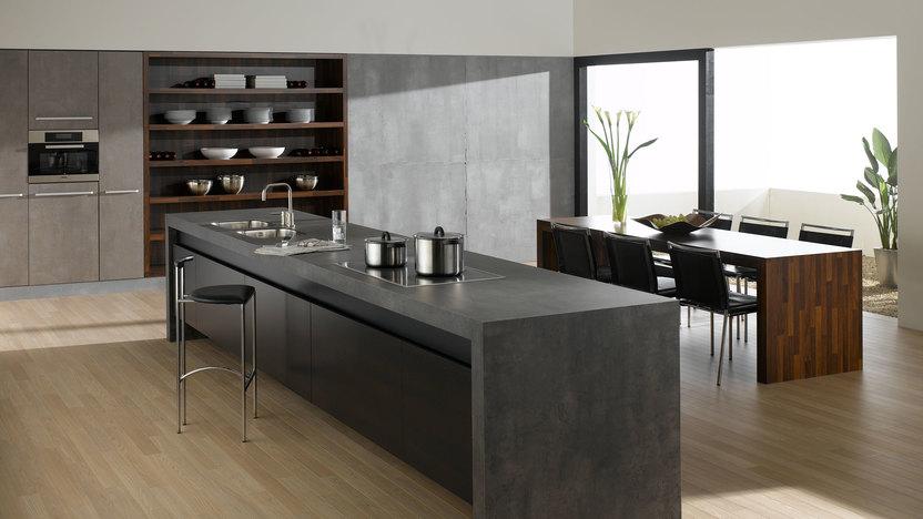 Küchen- und Esszimmerimpression mit verschiedenen Holzstilen Küchen- und Esszimmerimpression mit einer Kombination aus Holz- und Stein-/ Betonoptik und Einbauschränken