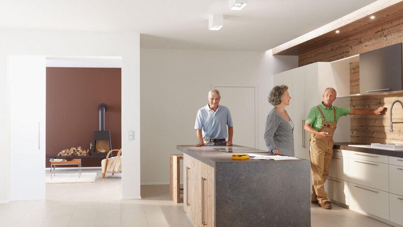 Präsentation einer Küche durch einen Schreiner Präsentation einer Küche durch einen Schreiner in einem Showroom