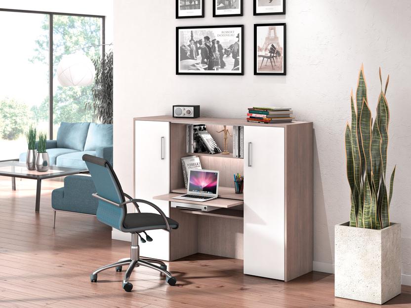 Kleine Büroecke innerhalb eines Wohnzimmers mit weißen Schranktüren und schmaler Arbeitsfläche, passend zur Wohnzimmergestaltung.