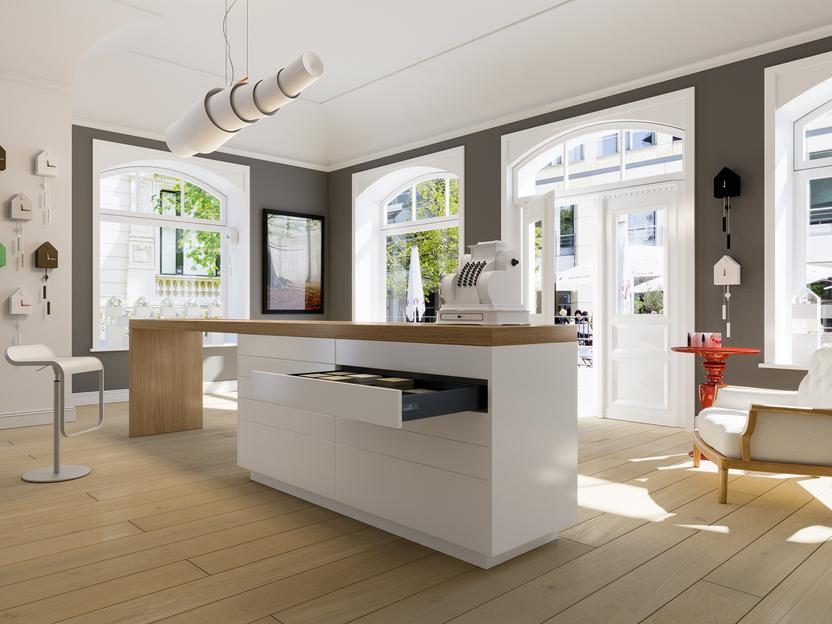 Offene Esszimmergestaltung mit Küchentresen, weiß lackiert und naturbelassenes Holz in Kombination mit Schubladen.