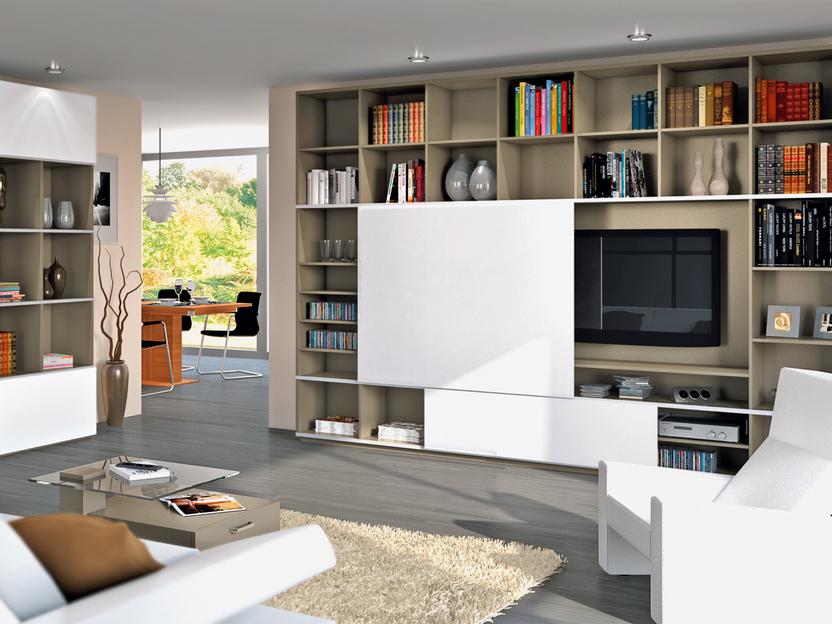 Wohnraumimpression mit Einbauregalen und mehreren weißen Schranktüren in Kombination mit weißem Sofa neu sortiert